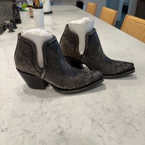 Ariat Dixon Distressed Black Booties New no box